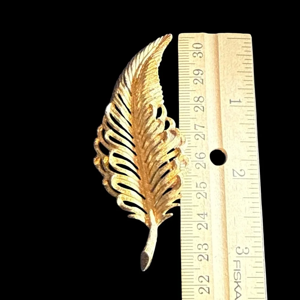 Monet Gold Tone Leaf Brooch Pin Signed Vintage Openwork Feather Design 2